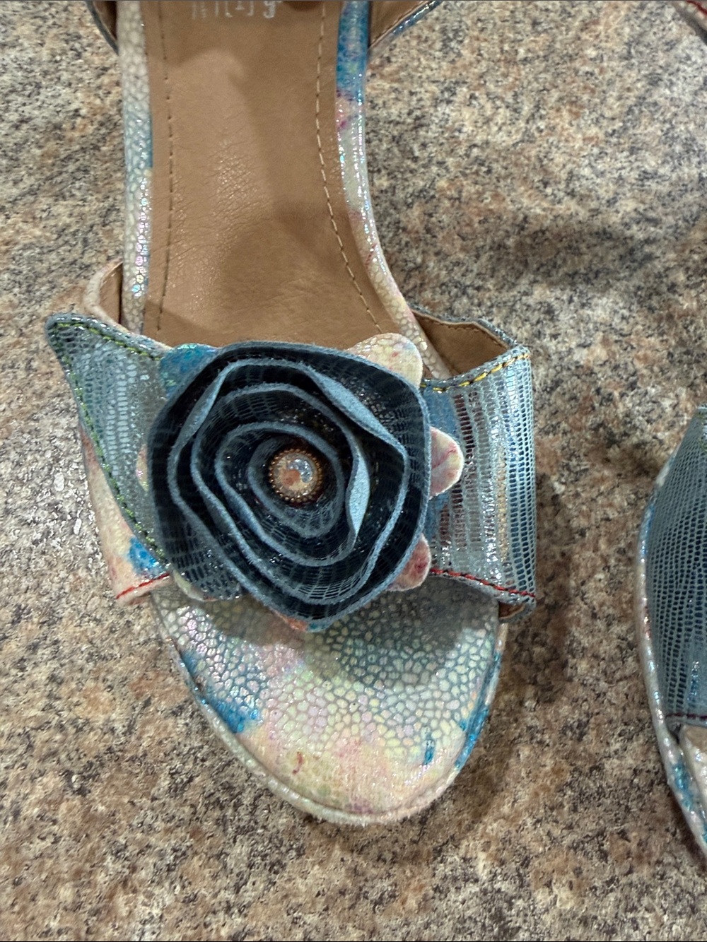 Women's Iridescent Sandals w Rose Accents and decorate gem heels size 39 US 8.5 - Picture 2 of 7